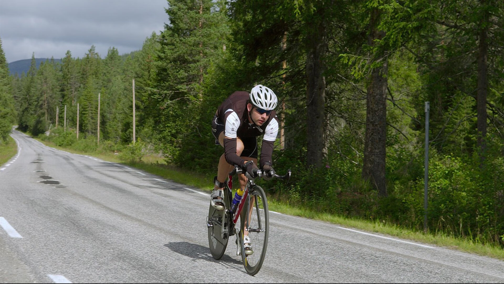 “2025世界运动会:高新体育中心武术赛场气氛紧张,选手拼劲力”