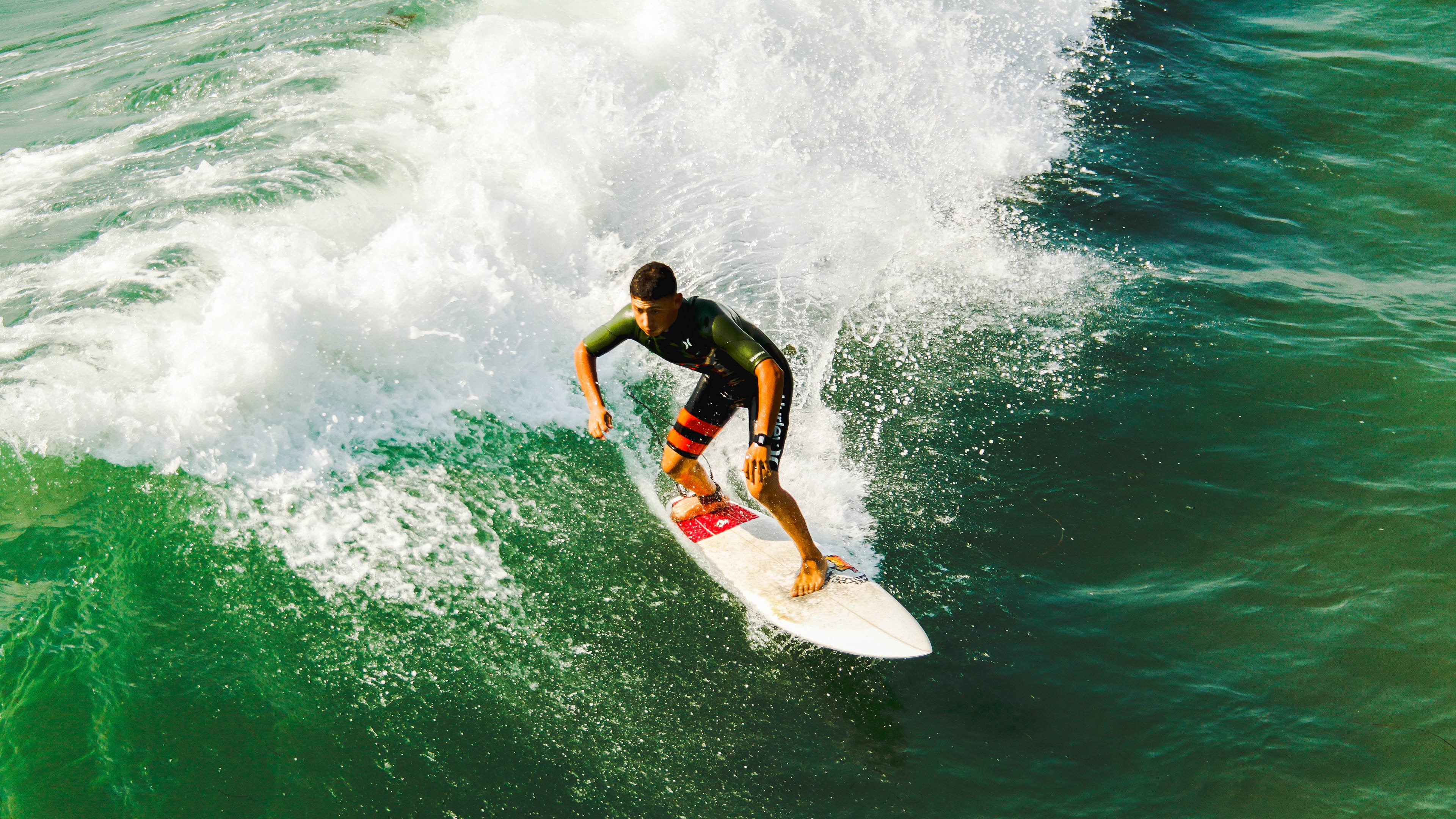 “简阳文体中心:羽毛球赛成为观众的新宠,选手技巧惊艳四座”