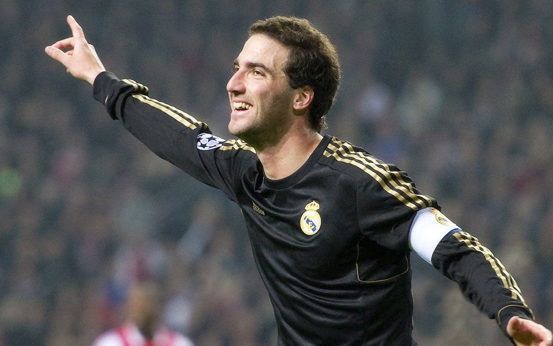 基:全黑队的“进攻启动者”,每次防守后的快速反击总能引领球队攻势